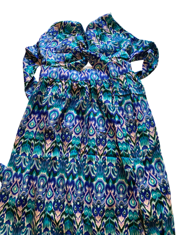 Vestido azul con abertura.